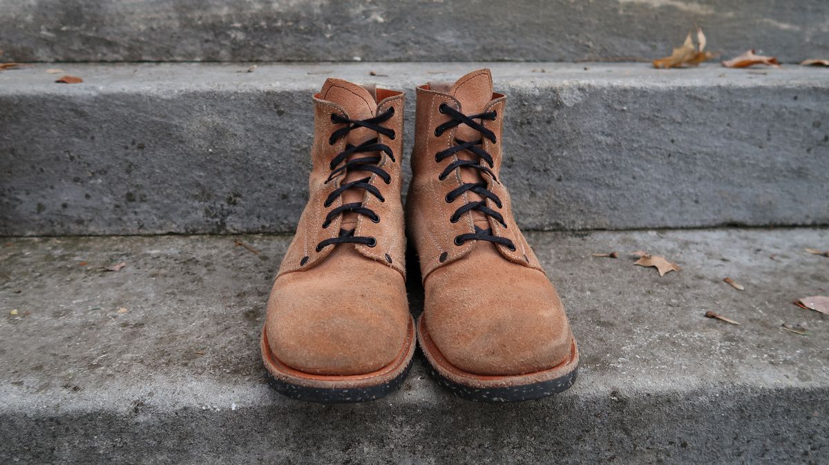 Photo by unsung on November 2, 2022 of the Unsung U 22-1 Slog Boot in Horween English Tan Dublin Roughout.