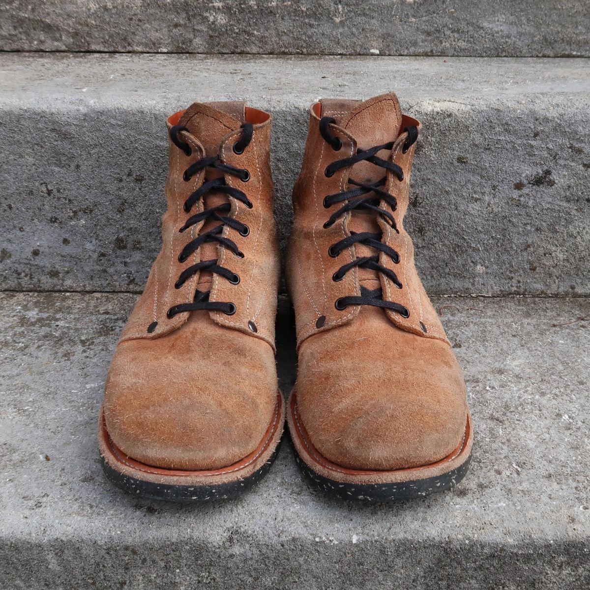 Photo by unsung on December 2, 2022 of the Unsung U 22-1 Slog Boot in Horween English Tan Dublin Roughout.