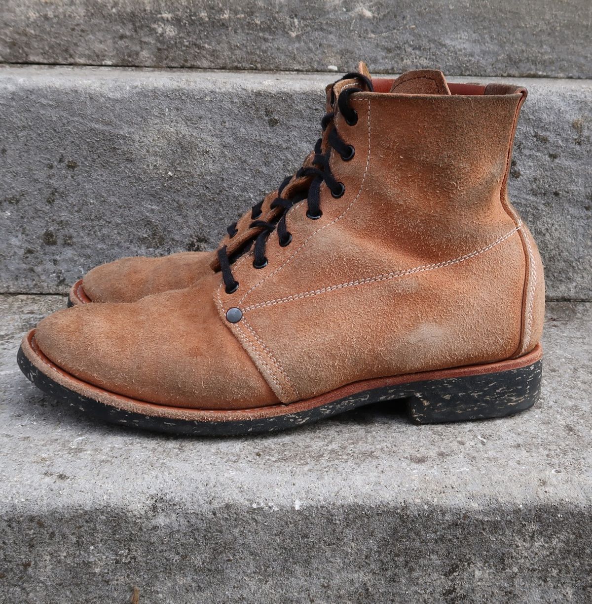 Photo by unsung on December 2, 2022 of the Unsung U 22-1 Slog Boot in Horween English Tan Dublin Roughout.