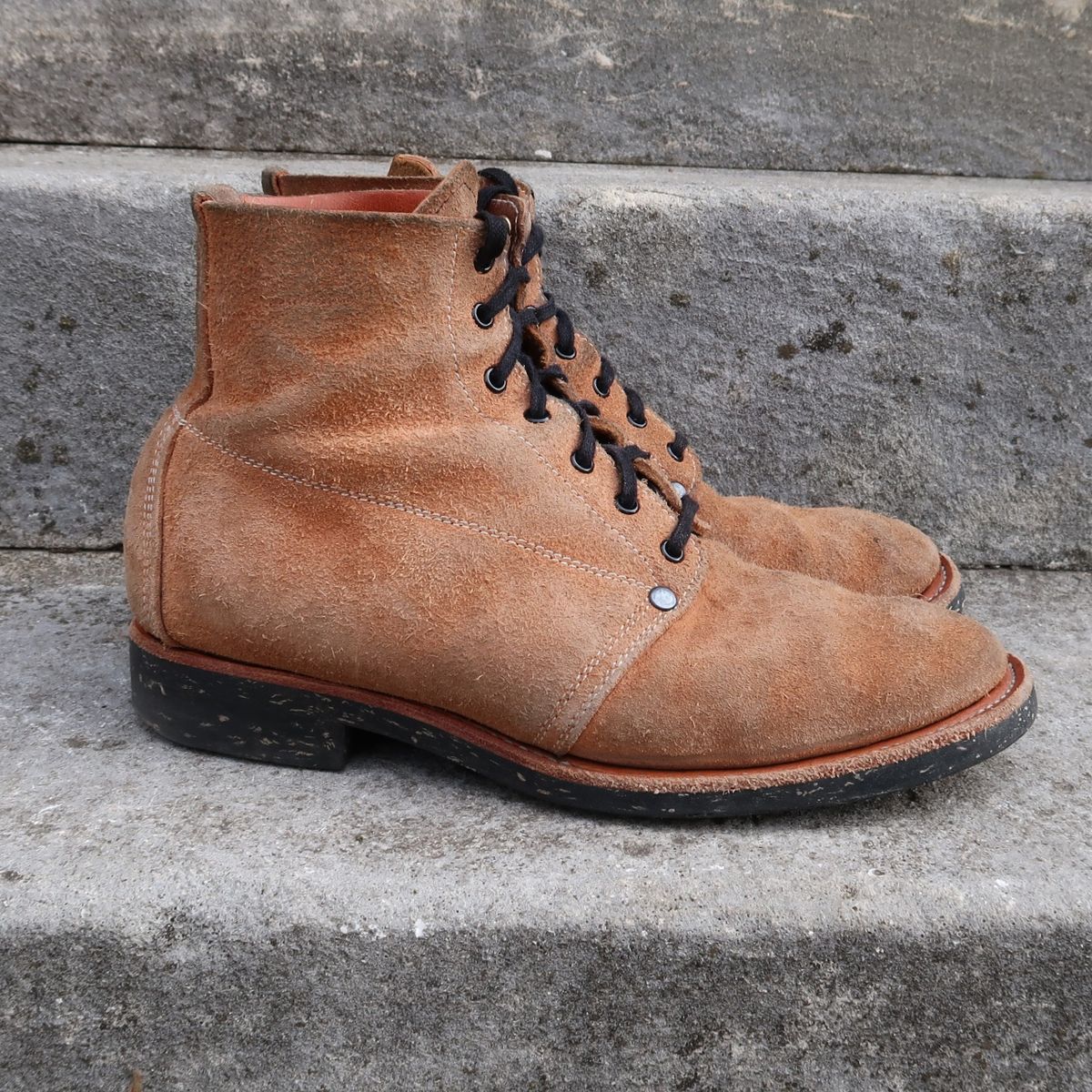 Photo by unsung on December 2, 2022 of the Unsung U 22-1 Slog Boot in Horween English Tan Dublin Roughout.
