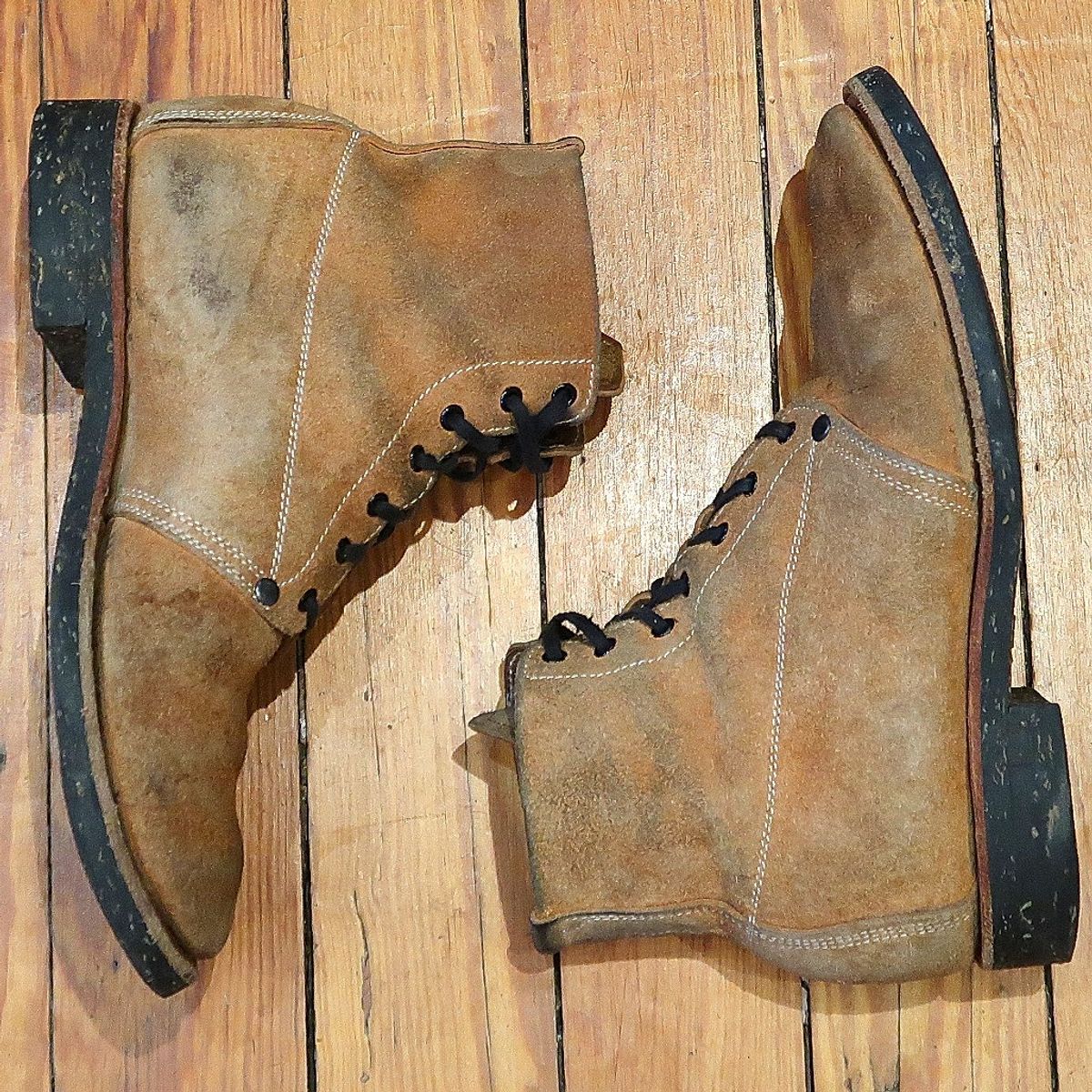 Photo by unsung on January 4, 2023 of the Unsung U 22-1 Slog Boot in Horween English Tan Dublin Roughout.