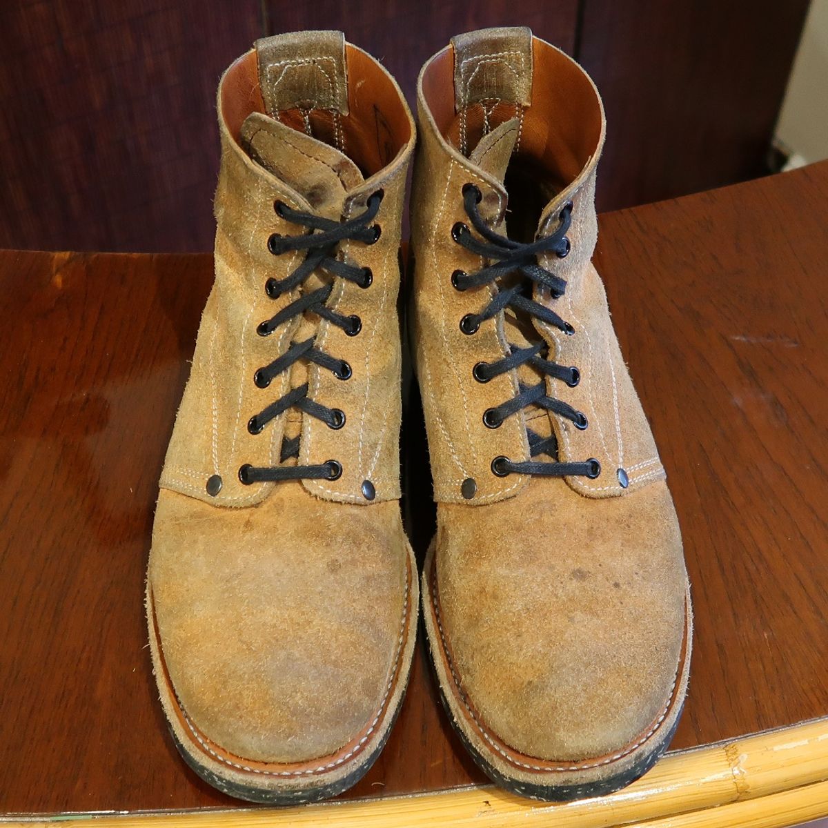 Photo by unsung on January 4, 2023 of the Unsung U 22-1 Slog Boot in Horween English Tan Dublin Roughout.