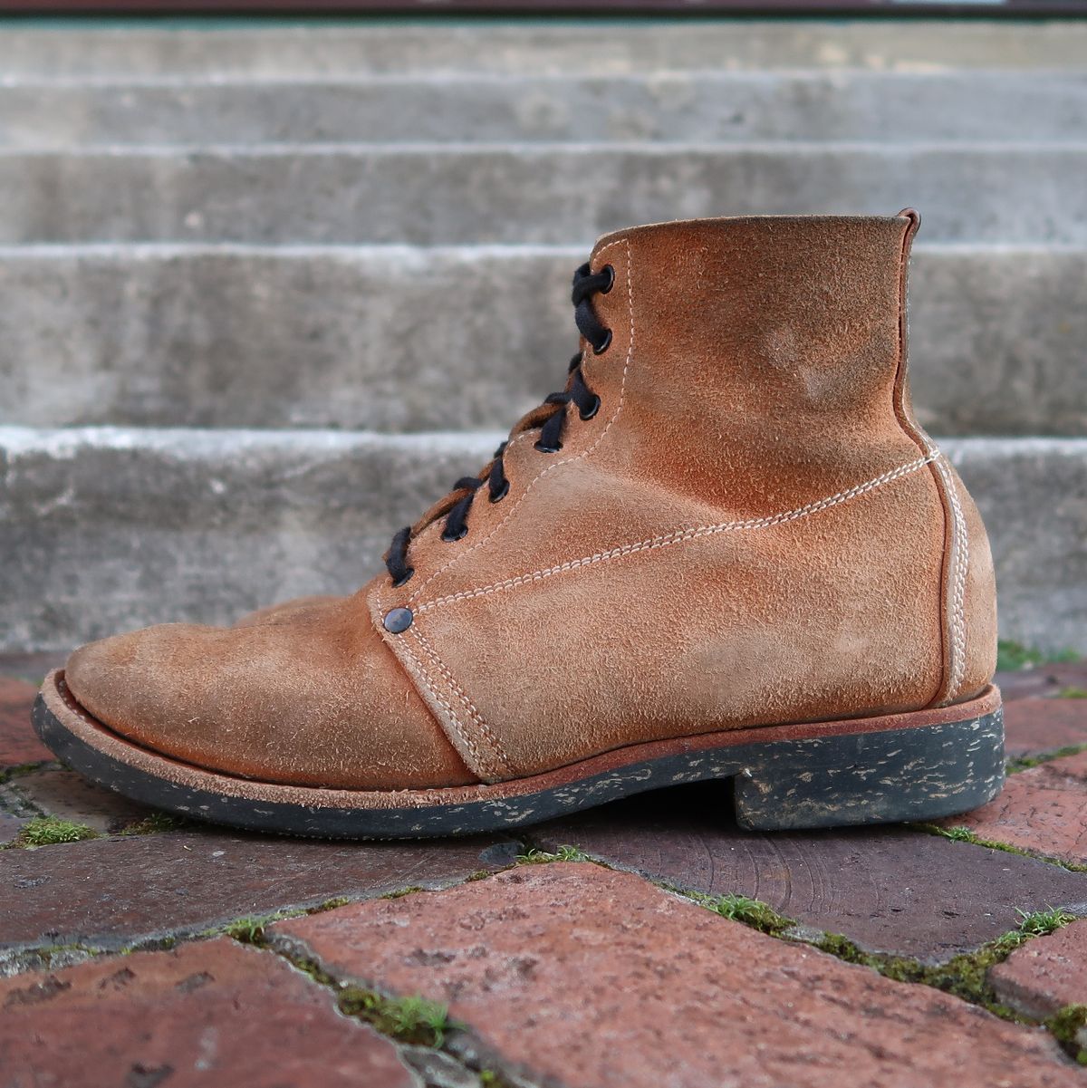 Photo by unsung on February 4, 2023 of the Unsung U 22-1 Slog Boot in Horween English Tan Dublin Roughout.