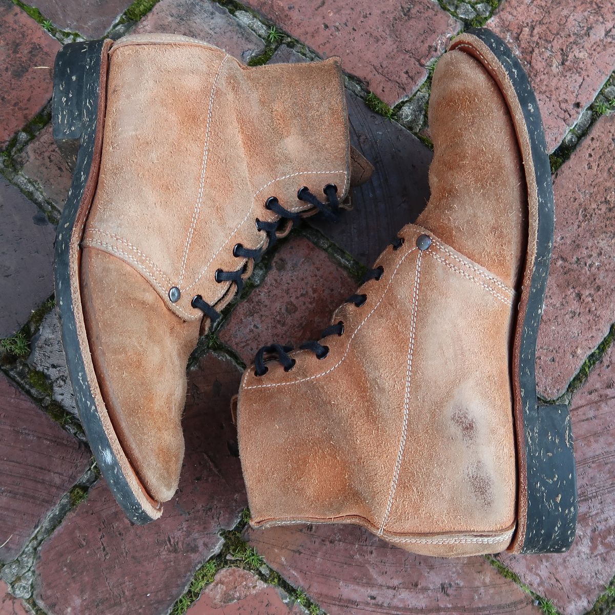 Photo by unsung on February 4, 2023 of the Unsung U 22-1 Slog Boot in Horween English Tan Dublin Roughout.