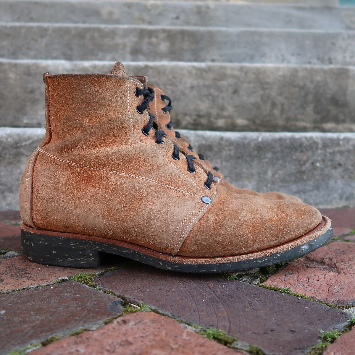 Photo by unsung on February 4, 2023 of the Unsung U 22-1 Slog Boot in Horween English Tan Dublin Roughout.