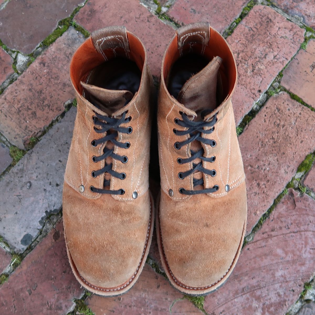 Photo by unsung on February 4, 2023 of the Unsung U 22-1 Slog Boot in Horween English Tan Dublin Roughout.