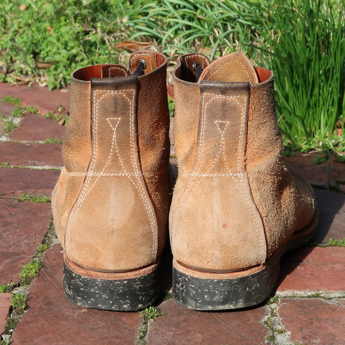 Photo by unsung on March 4, 2023 of the Unsung U 22-1 Slog Boot in Horween English Tan Dublin Roughout.