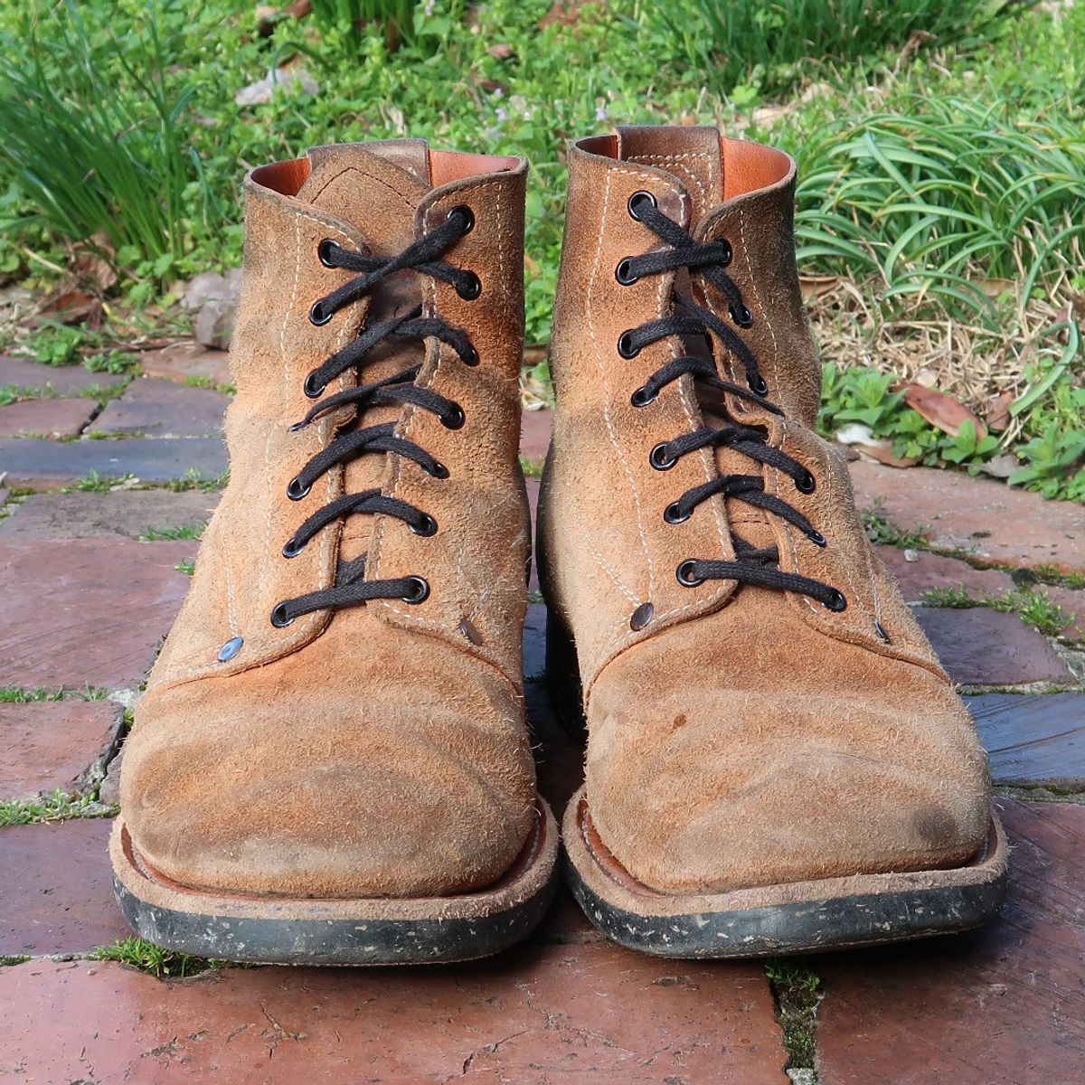 Photo by unsung on March 4, 2023 of the Unsung U 22-1 Slog Boot in Horween English Tan Dublin Roughout.