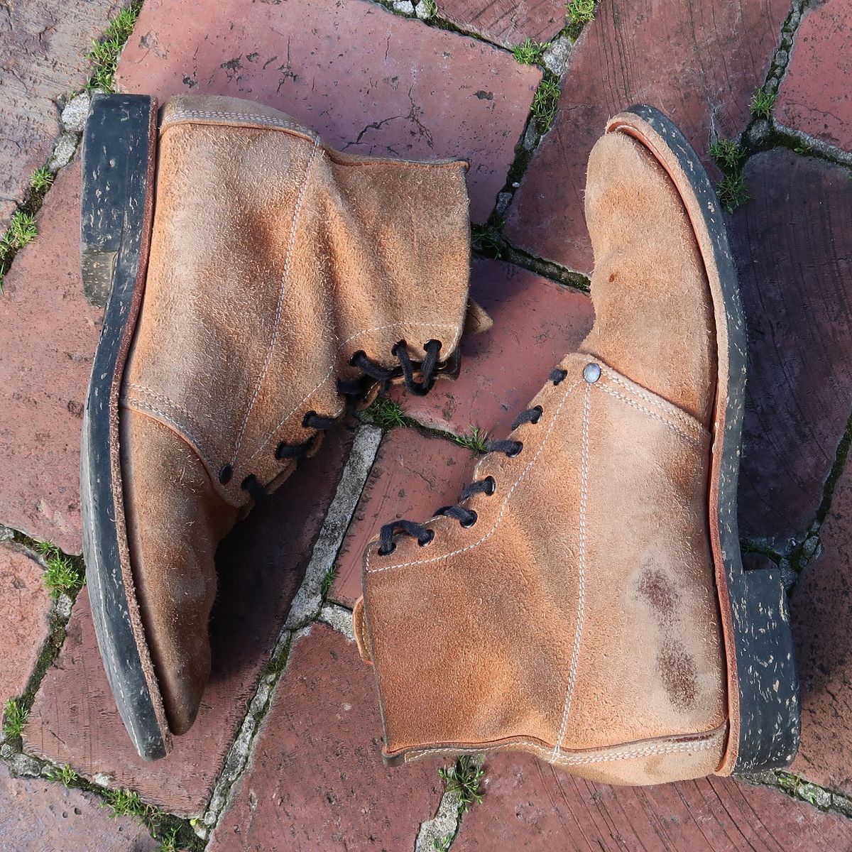 Photo by unsung on March 4, 2023 of the Unsung U 22-1 Slog Boot in Horween English Tan Dublin Roughout.