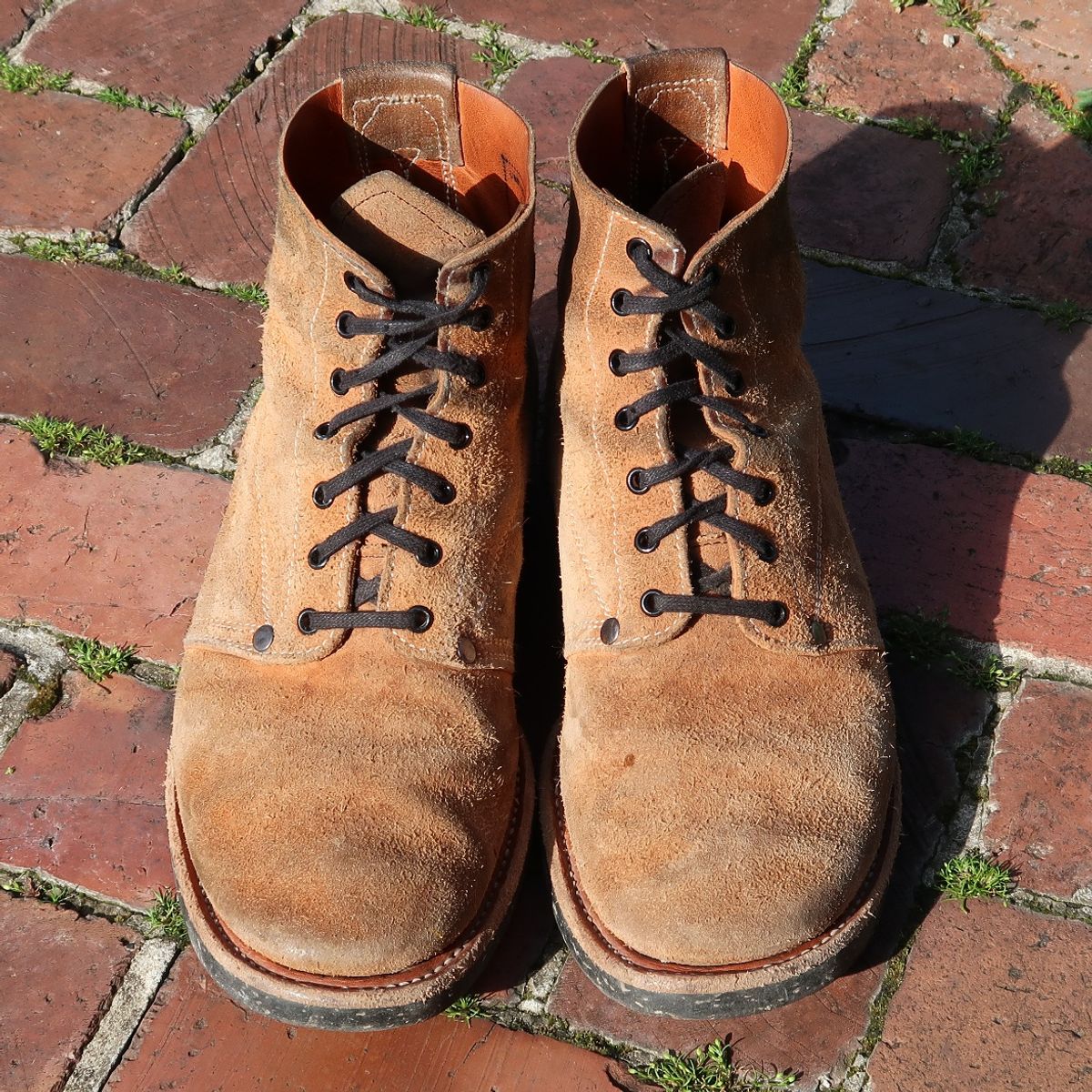 Photo by unsung on March 4, 2023 of the Unsung U 22-1 Slog Boot in Horween English Tan Dublin Roughout.