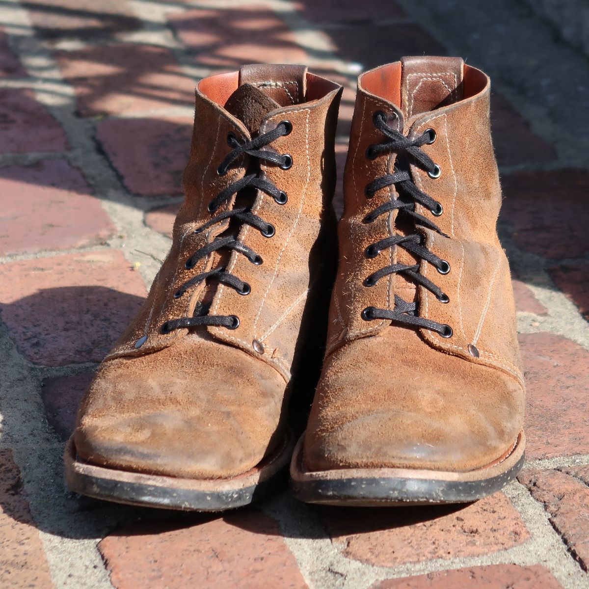 Photo by unsung on April 1, 2023 of the Unsung U 22-1 Slog Boot in Horween English Tan Dublin Roughout.