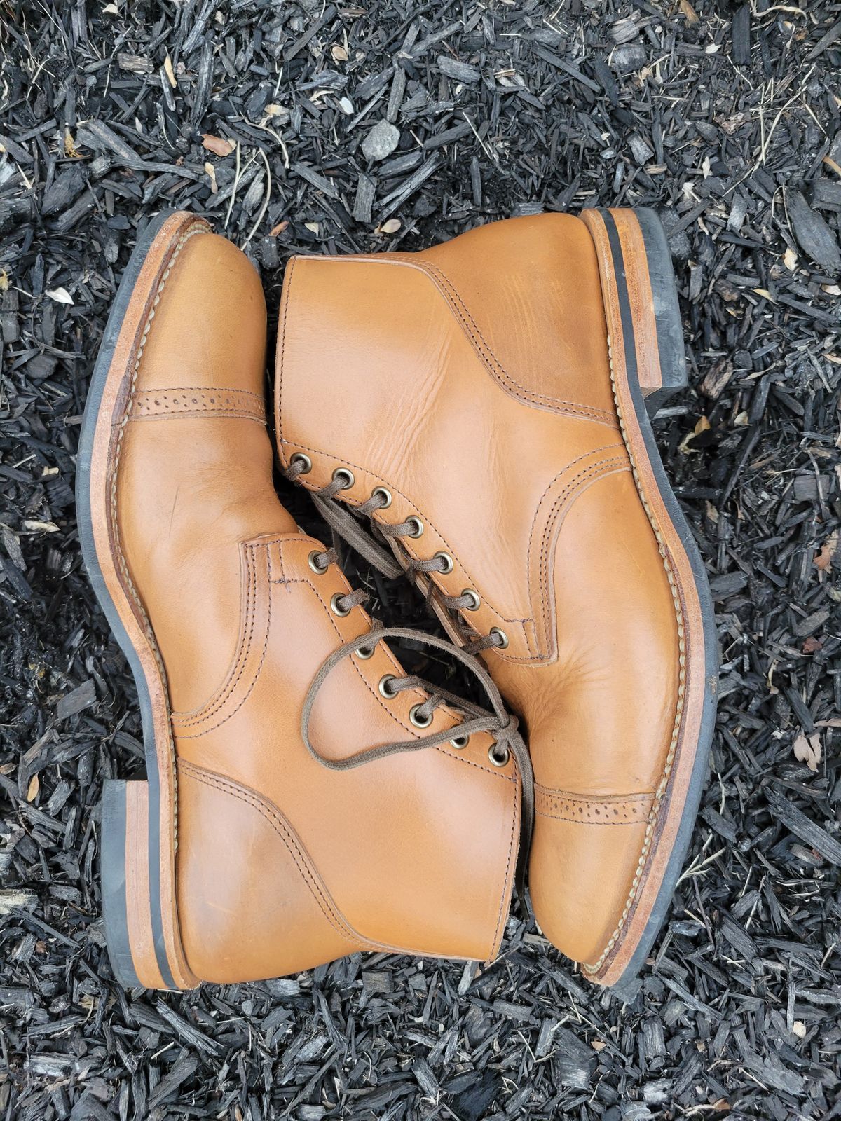 Photo by drdrakeramoray on December 5, 2023 of the Viberg Service Boot BCT in Horween Bourbon Horsebutt.