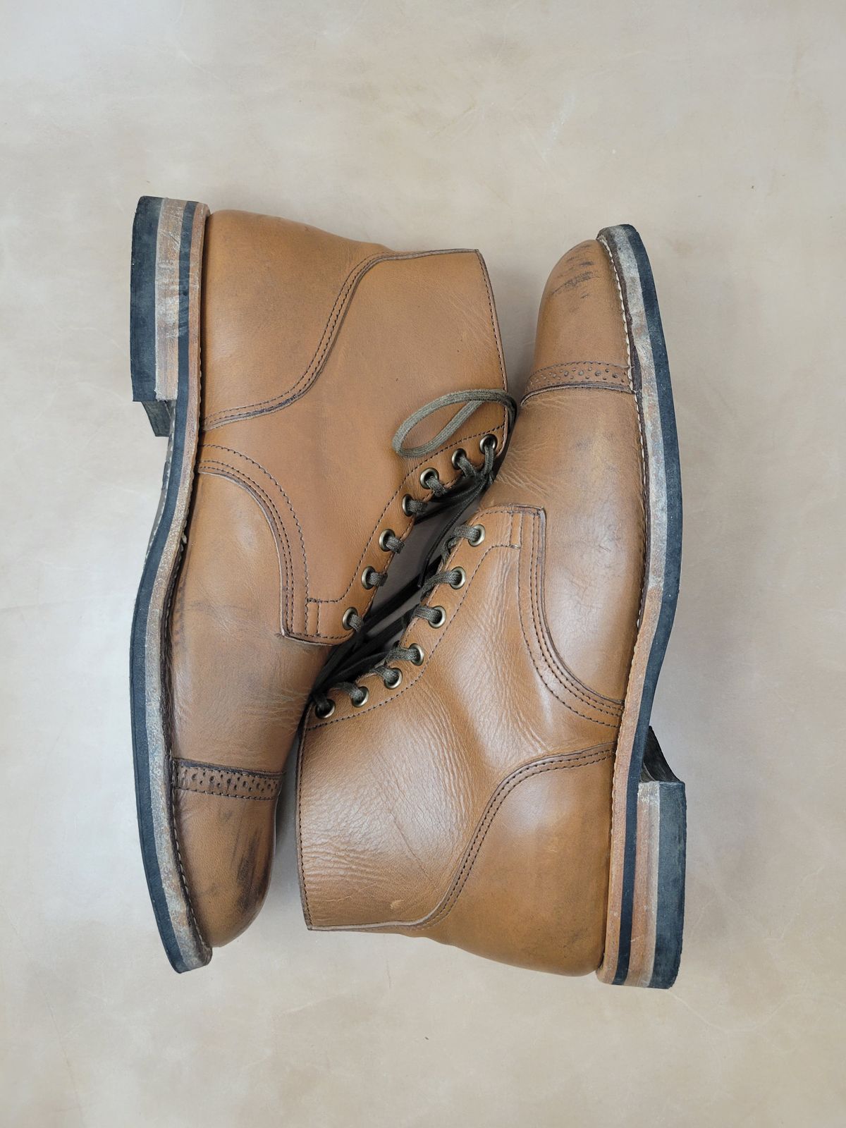 Photo by drdrakeramoray on January 4, 2024 of the Viberg Service Boot BCT in Horween Bourbon Horsebutt.