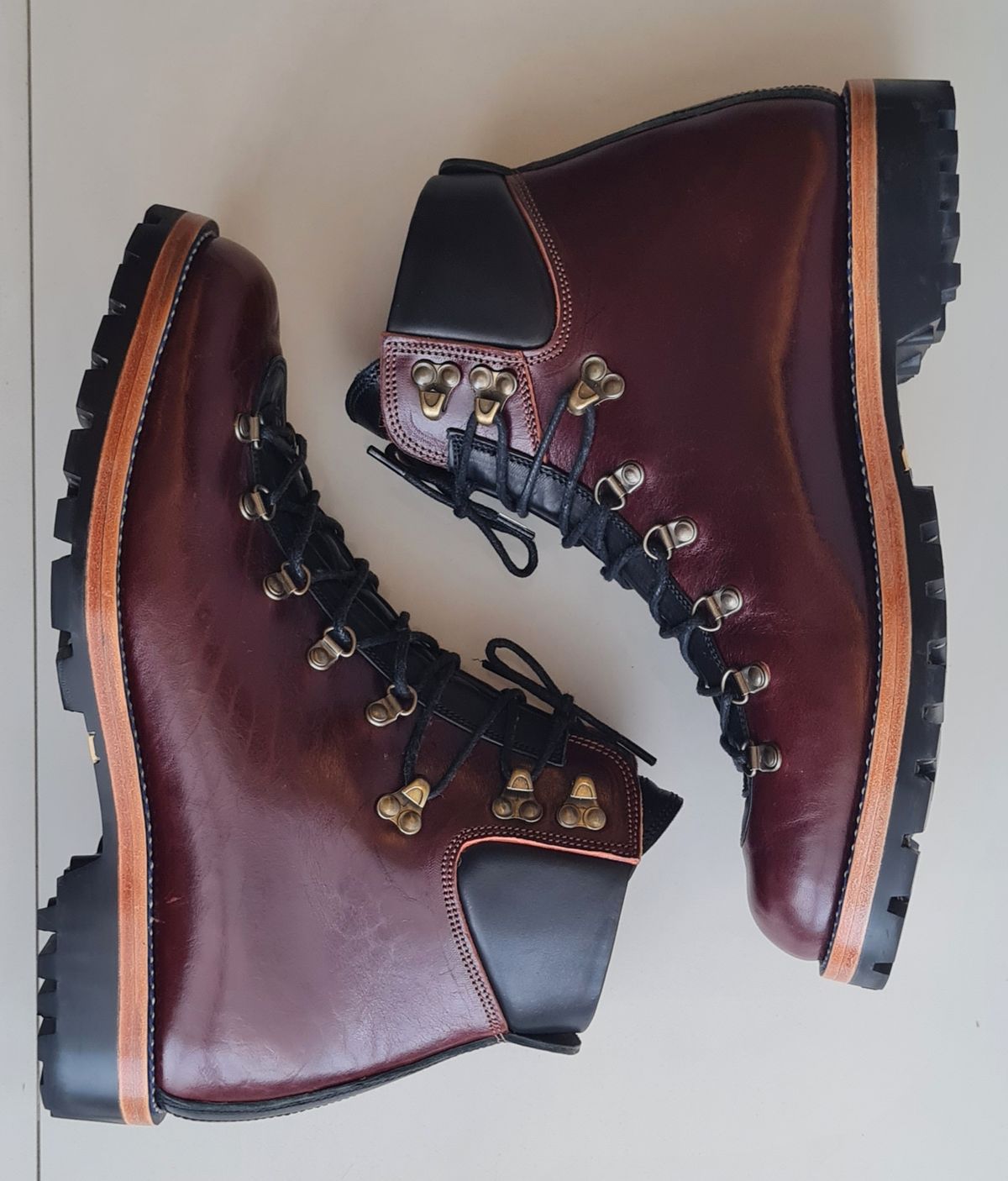Photo by Littlewood555 on October 2, 2023 of the Fortis Boots Hugo in Shinki Burgundy Oiled Horsebutt.
