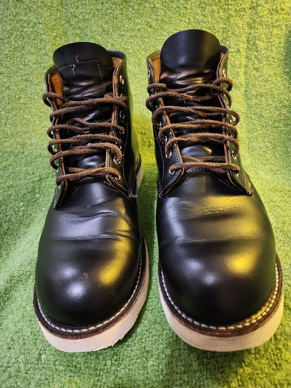 Photo by Littlewood555 on December 5, 2024 of the Red Wing 9870 in S.B. Foot Black Klondike.