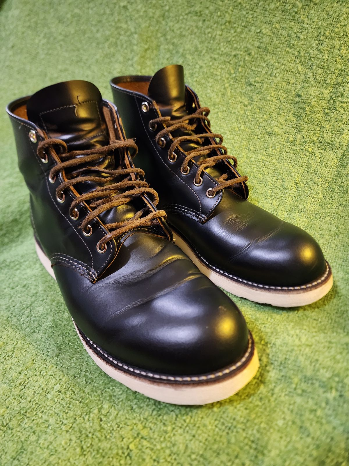 Photo by Littlewood555 on December 5, 2024 of the Red Wing 9870 in S.B. Foot Black Klondike.