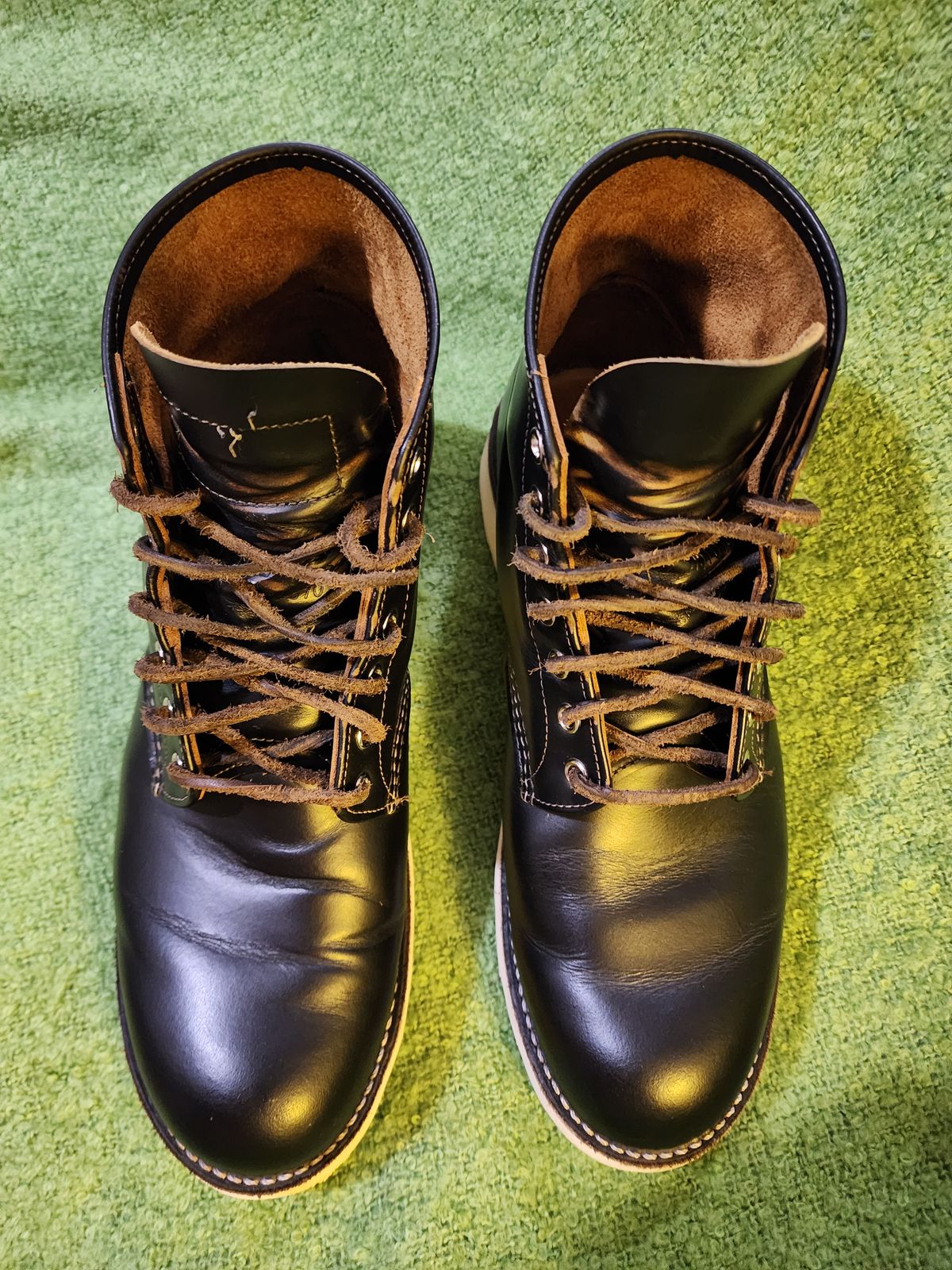 Photo by Littlewood555 on December 5, 2024 of the Red Wing 9870 in S.B. Foot Black Klondike.
