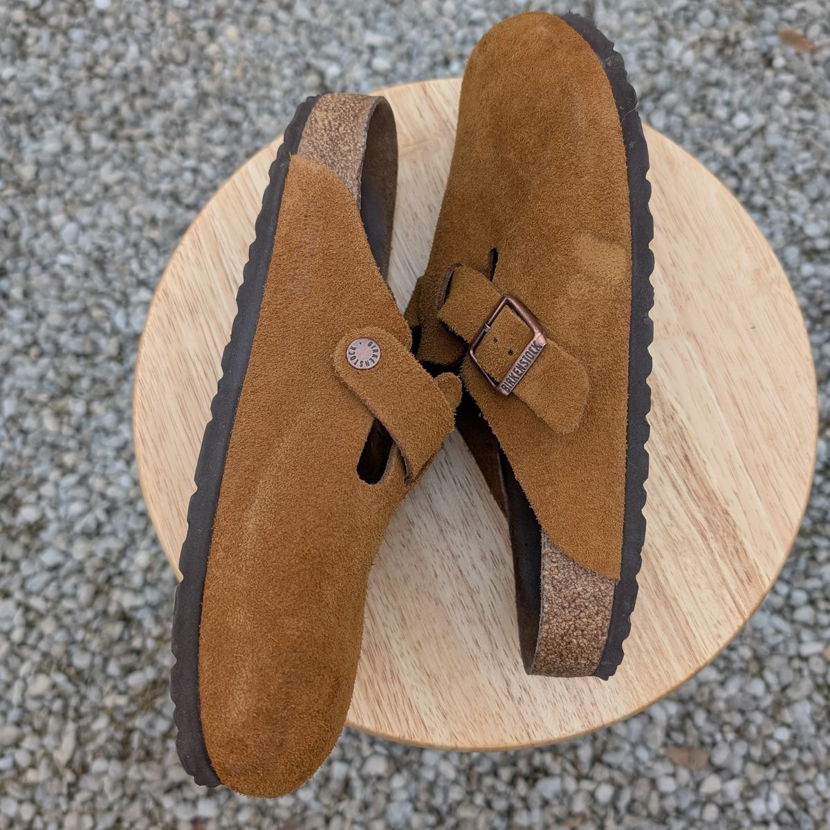 Photo by cross on February 5, 2025 of the Birkenstock Boston in Mink Suede.