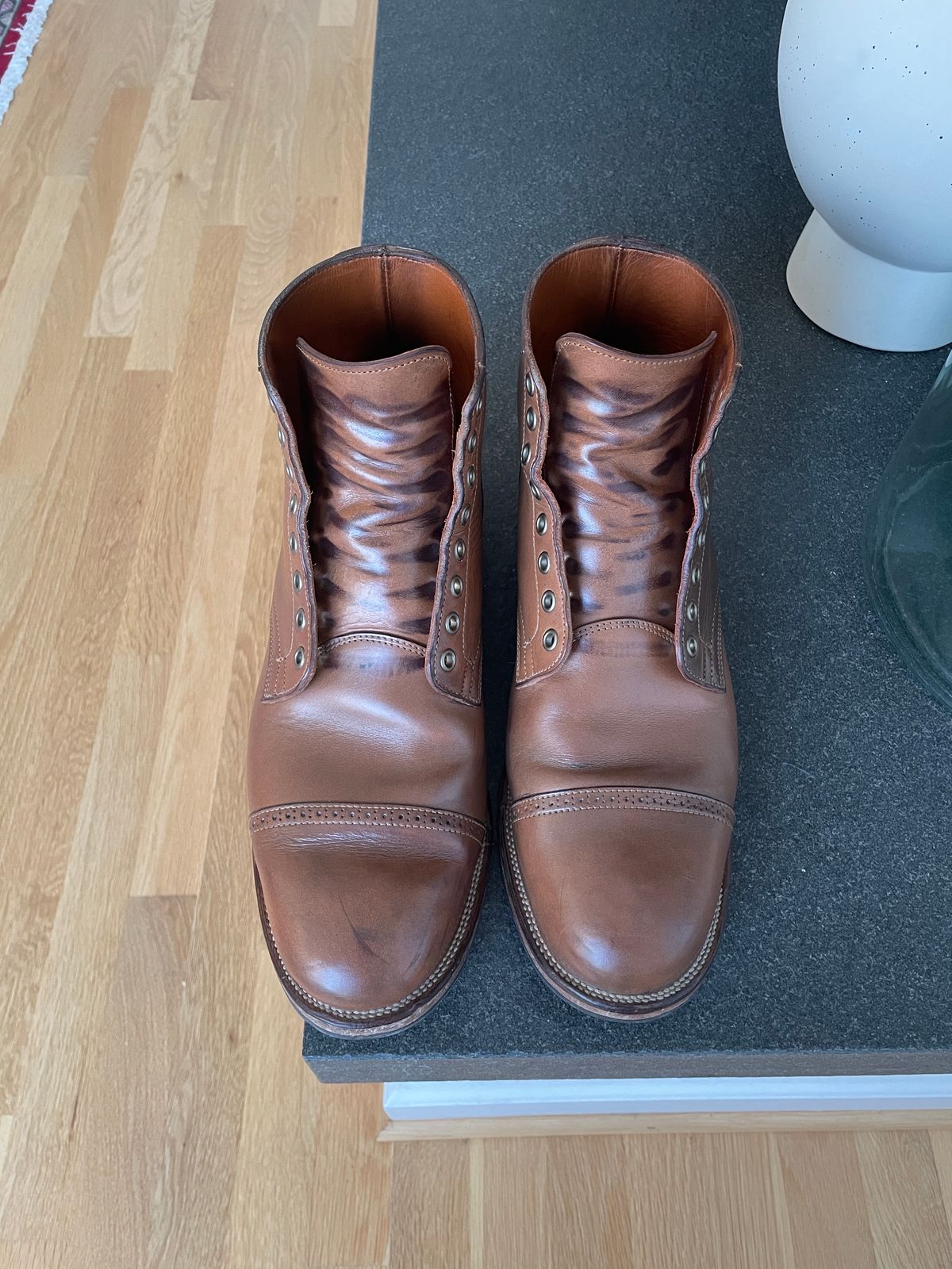 Photo by inthosejawnz on February 6, 2023 of the Viberg Service Boot BCT in Horween Bourbon Horsebutt.