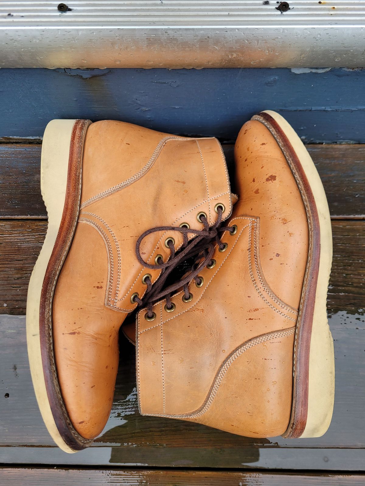 Photo by MyNameisJeff on March 1, 2024 of the Onderhoud SVC01 Boondocker in Horween Natural Essex.