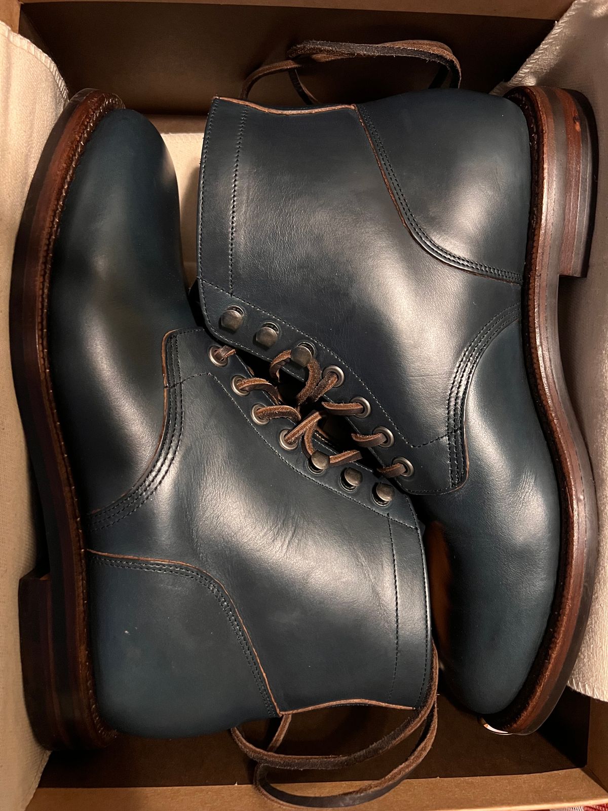 Photo by almalik1226 on September 25, 2023 of the Grant Stone Diesel Boot in Horween Navy Chromexcel.