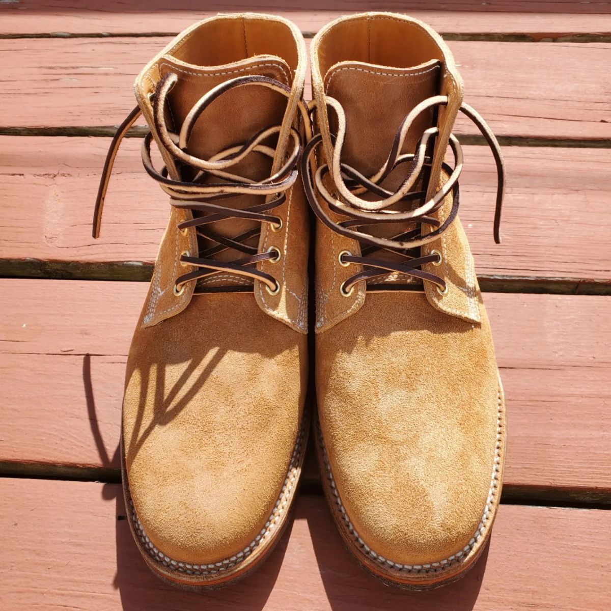 Photo by AlucardX on September 15, 2023 of the Viberg Boondocker in Horween Faded Wheat Chamois Roughout.