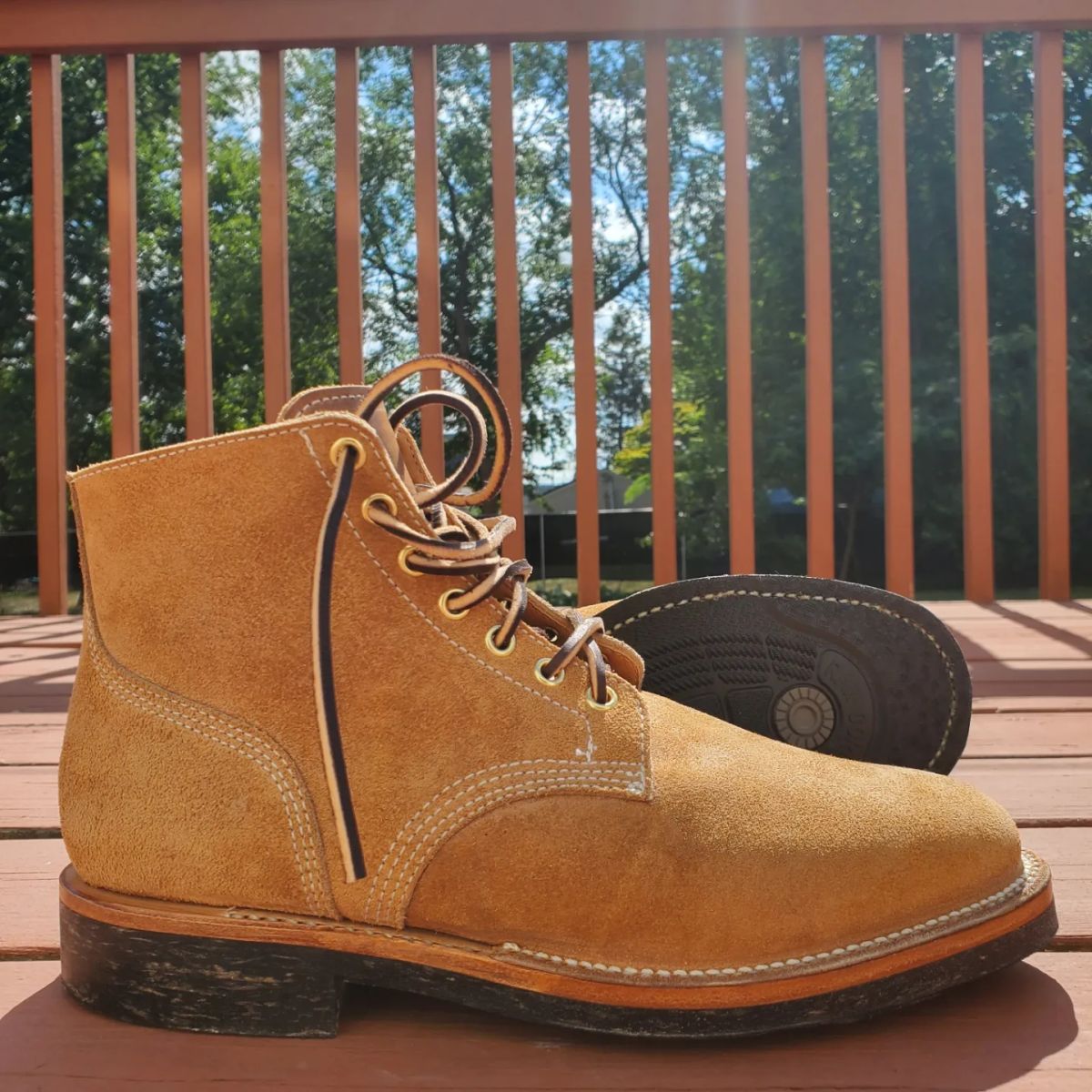 Photo by AlucardX on October 1, 2023 of the Viberg Boondocker in Horween Faded Wheat Chamois Roughout.