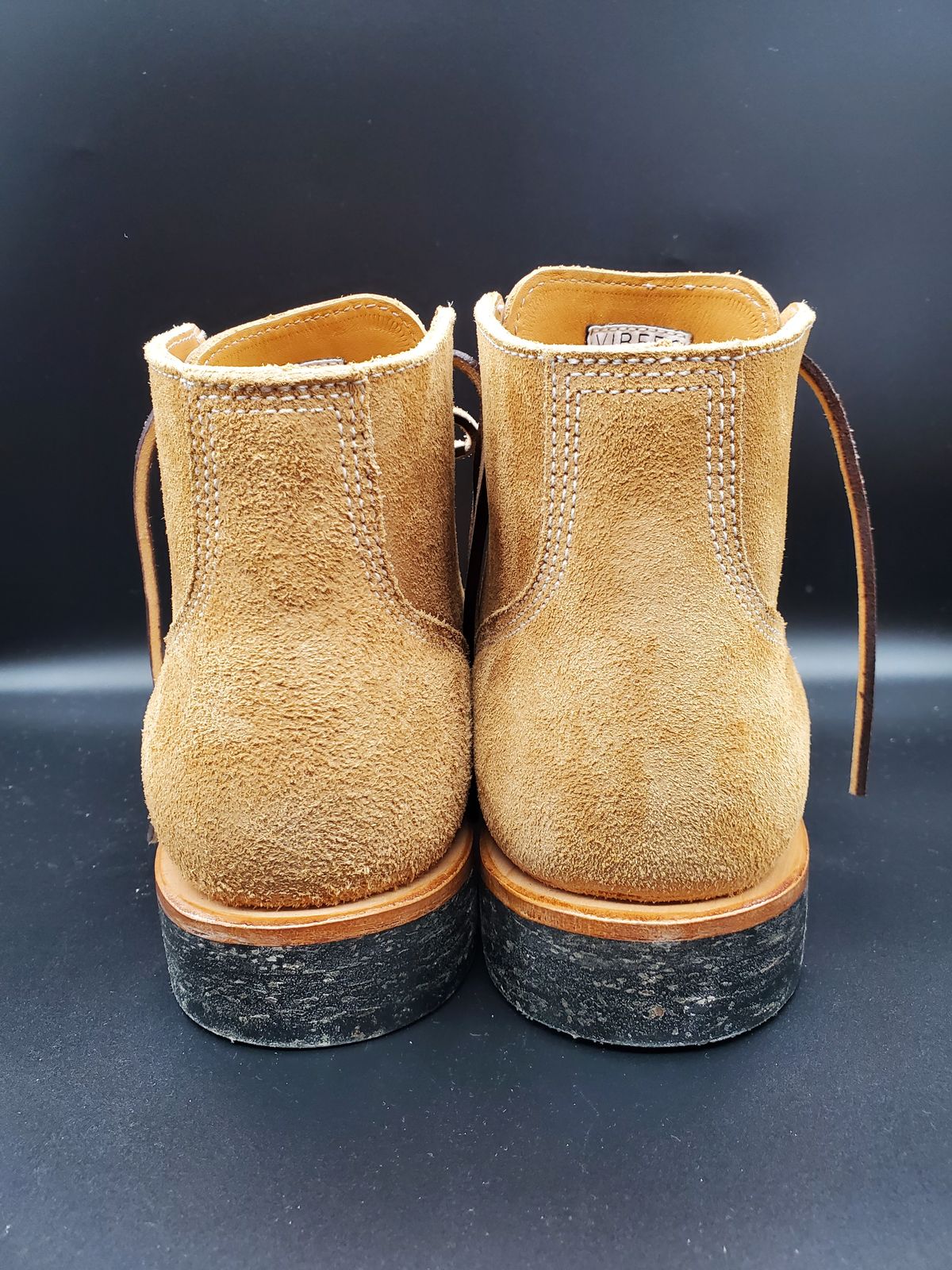 Photo by AlucardX on October 1, 2023 of the Viberg Boondocker in Horween Faded Wheat Chamois Roughout.