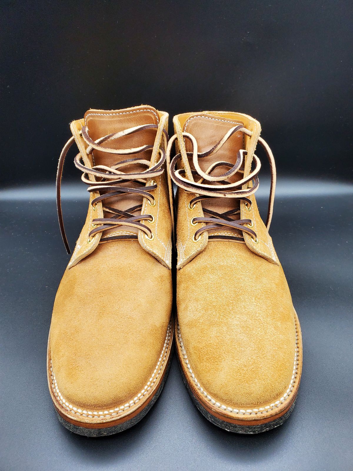 Photo by AlucardX on October 1, 2023 of the Viberg Boondocker in Horween Faded Wheat Chamois Roughout.