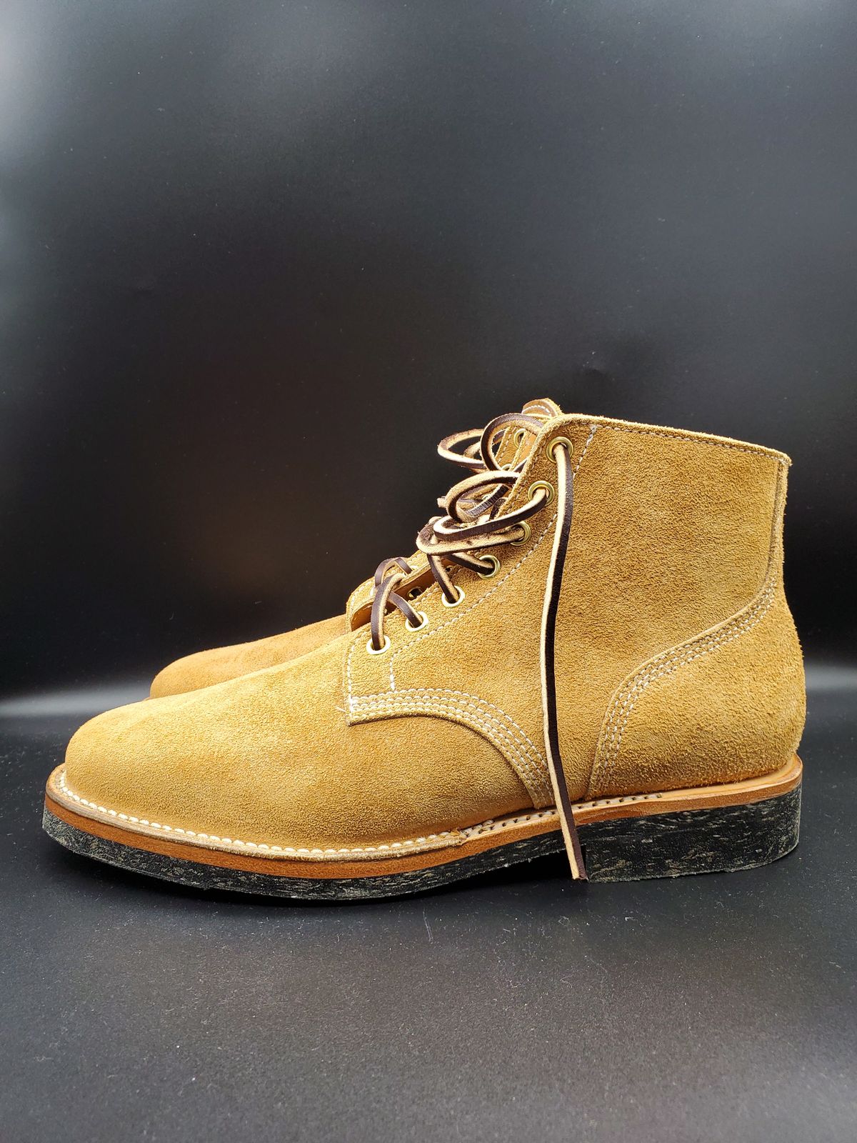 Photo by AlucardX on October 1, 2023 of the Viberg Boondocker in Horween Faded Wheat Chamois Roughout.