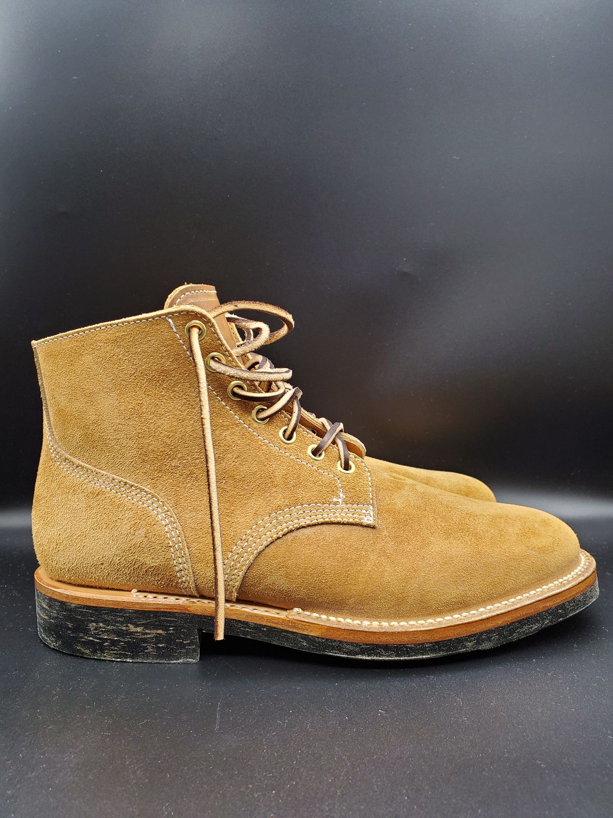 Photo by AlucardX on October 1, 2023 of the Viberg Boondocker in Horween Faded Wheat Chamois Roughout.