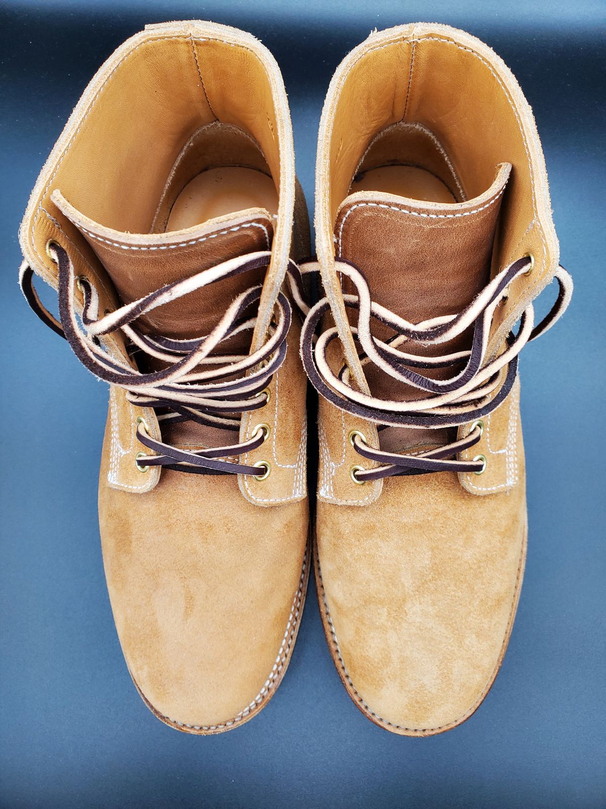 Photo by AlucardX on October 1, 2023 of the Viberg Boondocker in Horween Faded Wheat Chamois Roughout.