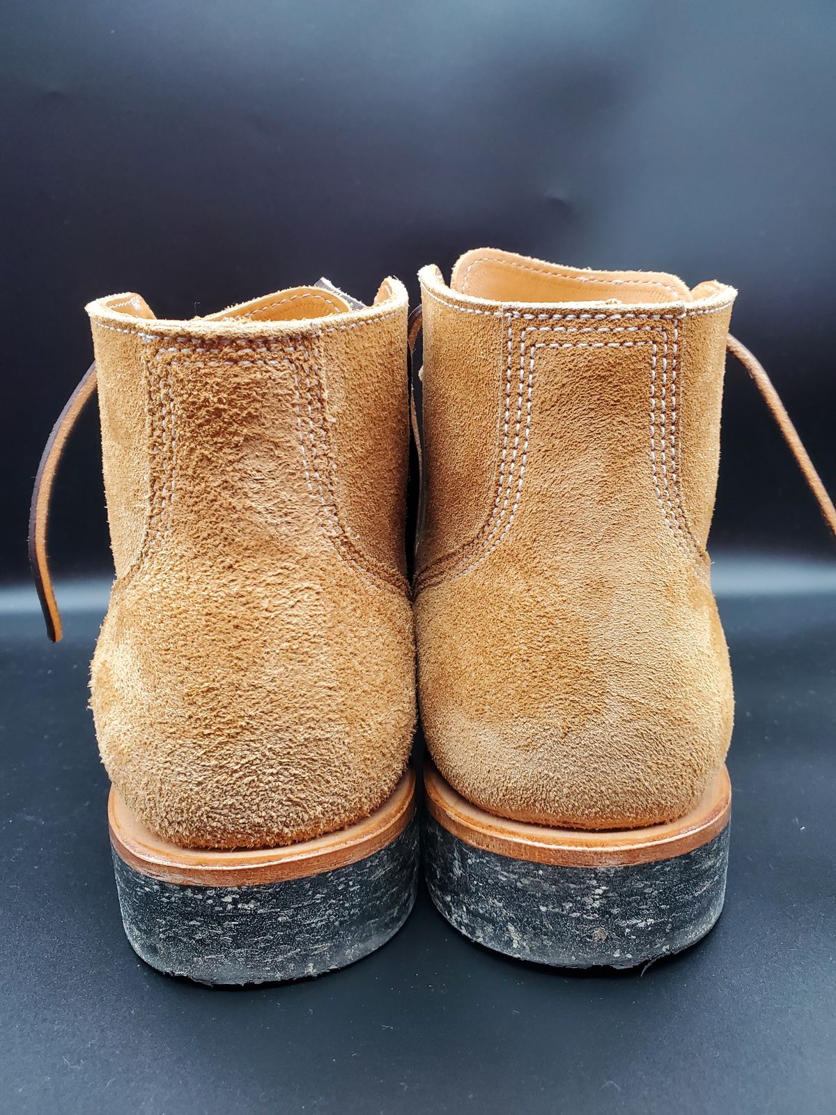 Photo by AlucardX on November 3, 2023 of the Viberg Boondocker in Horween Faded Wheat Chamois Roughout.
