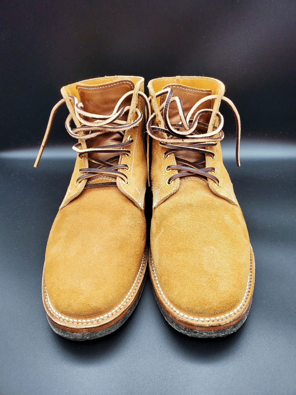 Photo by AlucardX on November 3, 2023 of the Viberg Boondocker in Horween Faded Wheat Chamois Roughout.