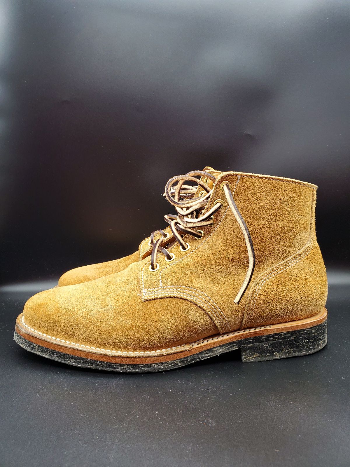 Photo by AlucardX on November 3, 2023 of the Viberg Boondocker in Horween Faded Wheat Chamois Roughout.