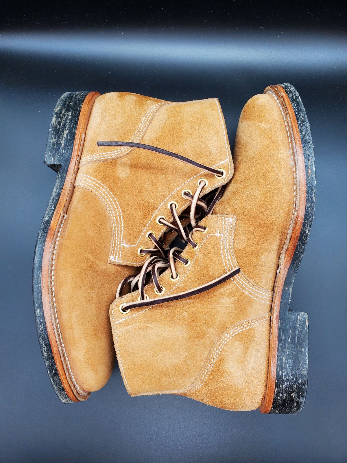 Photo by AlucardX on November 3, 2023 of the Viberg Boondocker in Horween Faded Wheat Chamois Roughout.