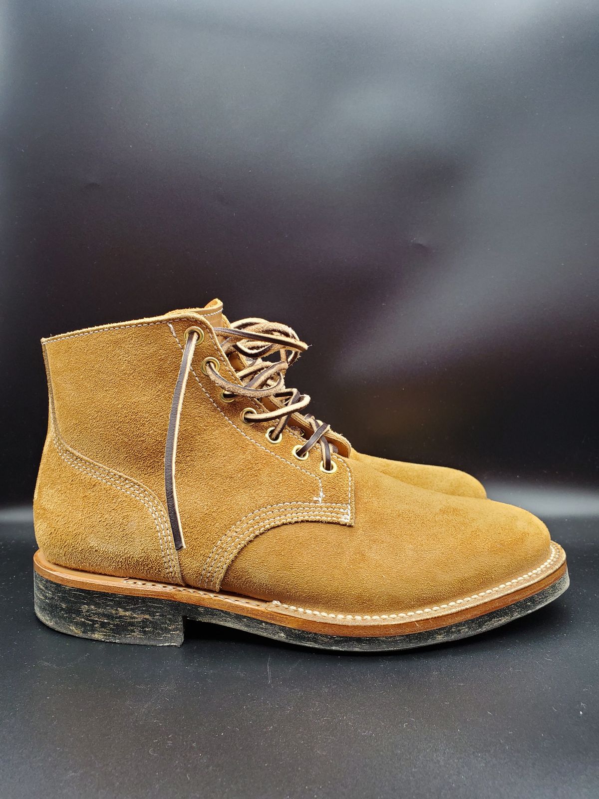 Photo by AlucardX on November 3, 2023 of the Viberg Boondocker in Horween Faded Wheat Chamois Roughout.