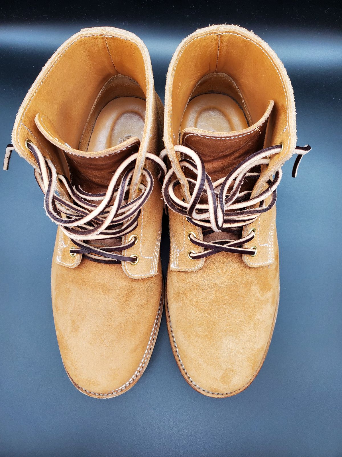Photo by AlucardX on November 3, 2023 of the Viberg Boondocker in Horween Faded Wheat Chamois Roughout.