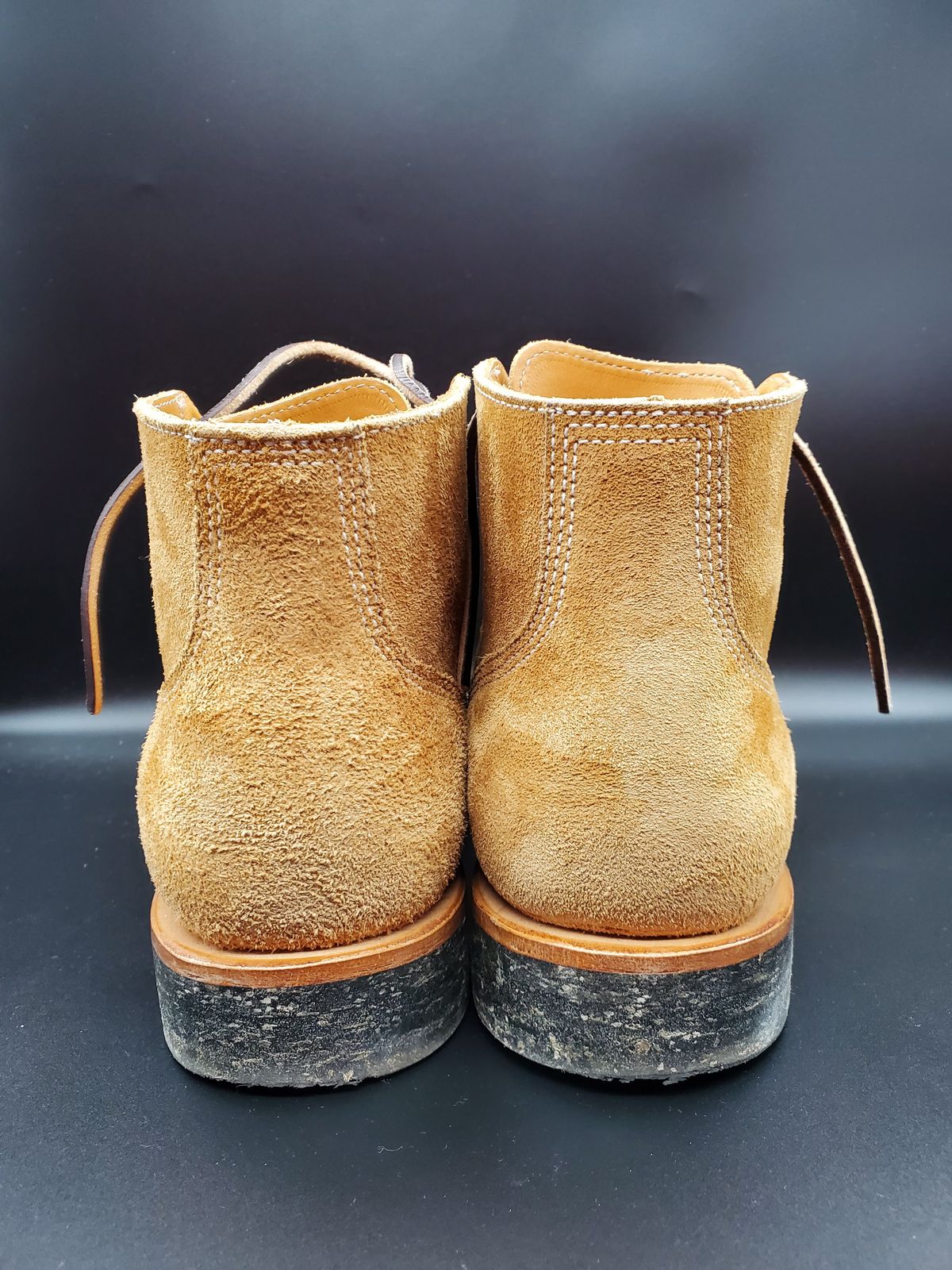 Photo by AlucardX on December 1, 2023 of the Viberg Boondocker in Horween Faded Wheat Chamois Roughout.
