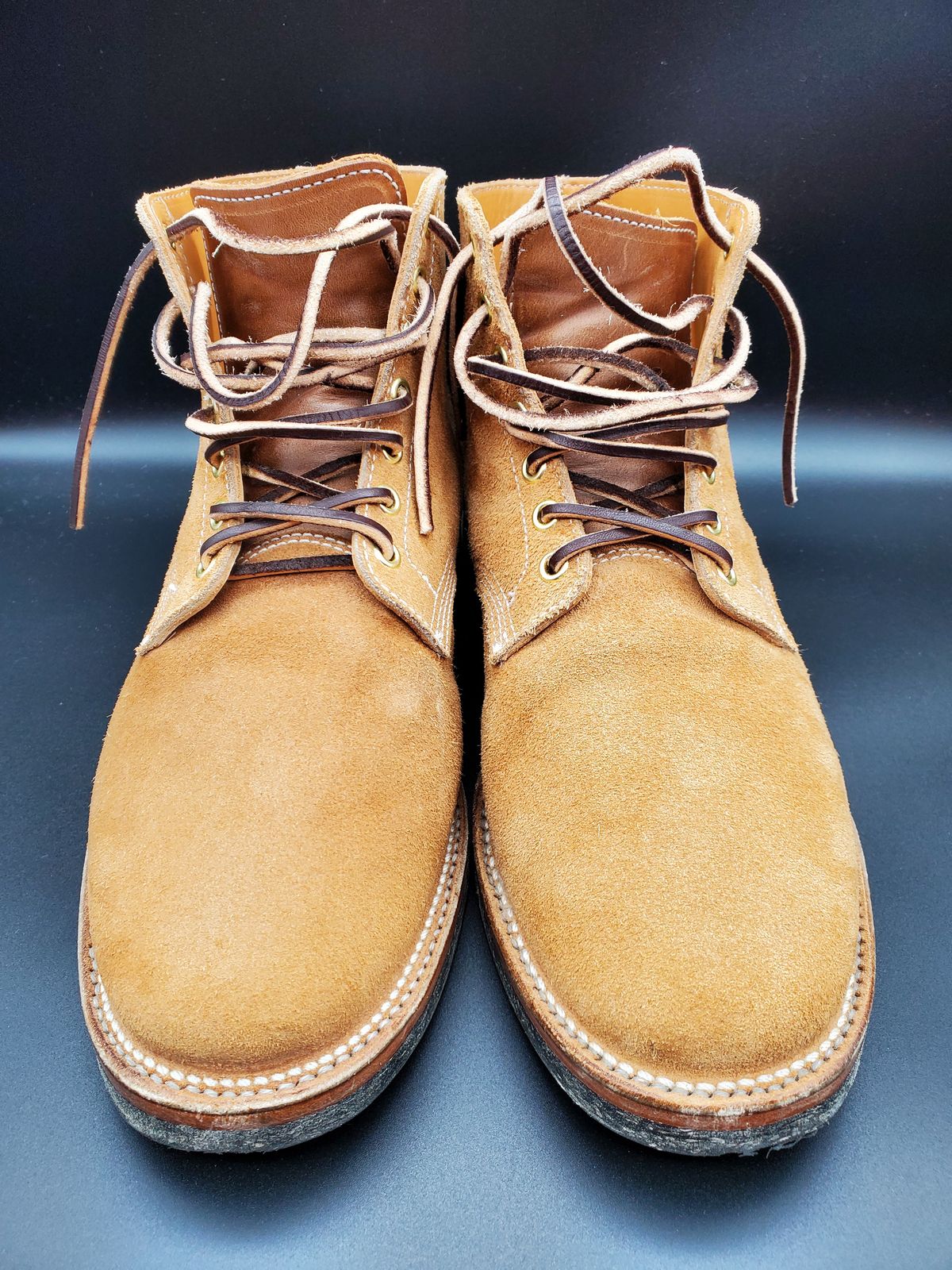Photo by AlucardX on December 1, 2023 of the Viberg Boondocker in Horween Faded Wheat Chamois Roughout.