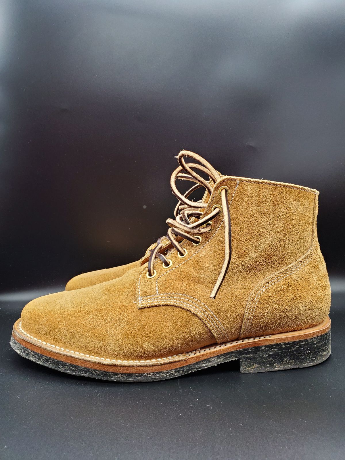 Photo by AlucardX on December 1, 2023 of the Viberg Boondocker in Horween Faded Wheat Chamois Roughout.