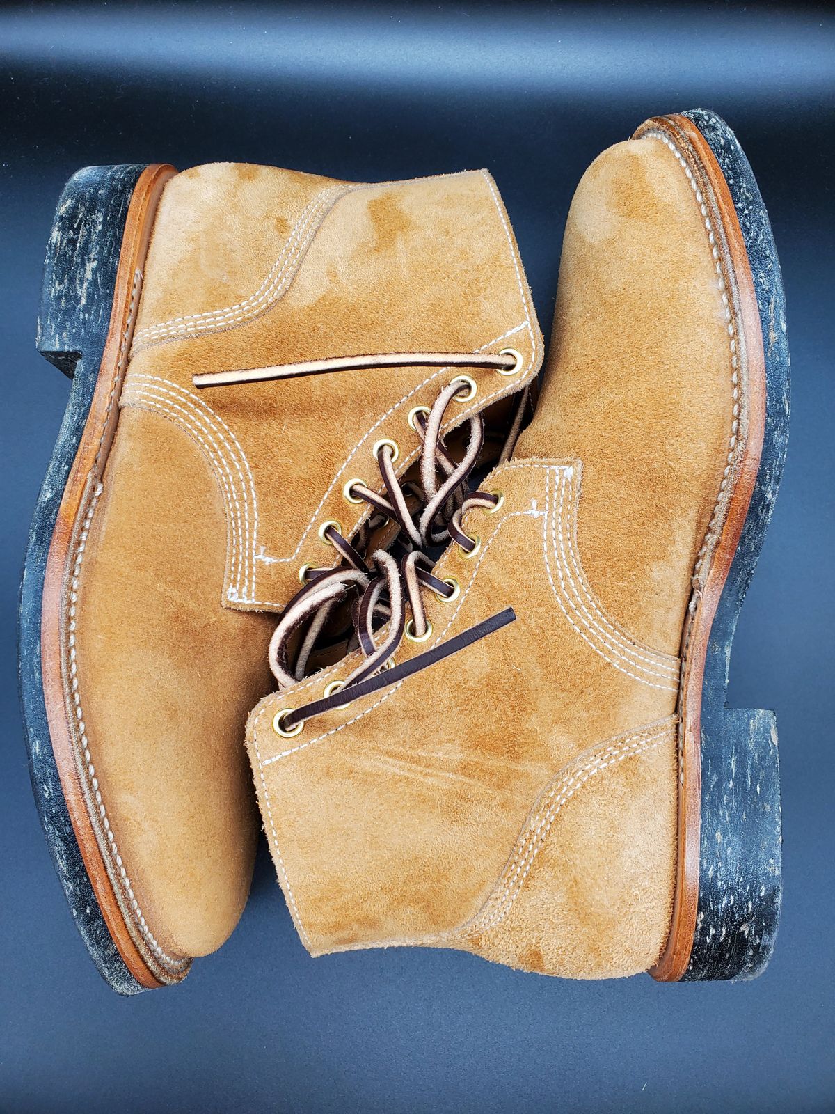 Photo by AlucardX on December 1, 2023 of the Viberg Boondocker in Horween Faded Wheat Chamois Roughout.