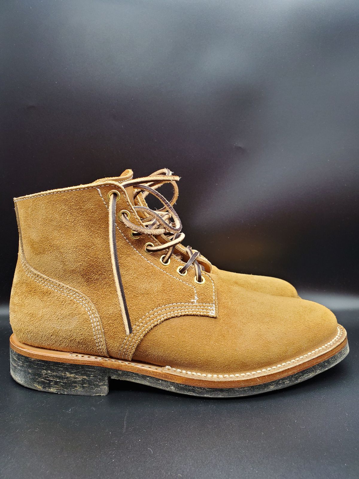 Photo by AlucardX on December 1, 2023 of the Viberg Boondocker in Horween Faded Wheat Chamois Roughout.