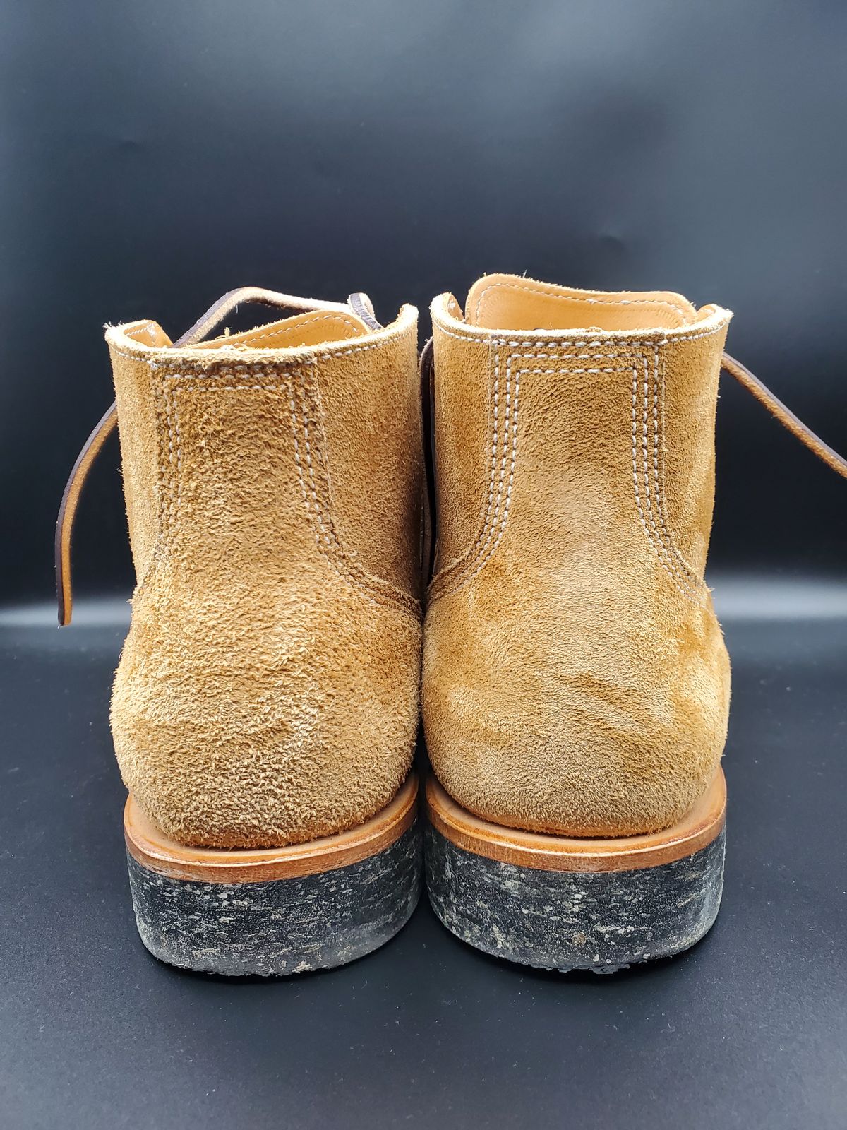 Photo by AlucardX on January 1, 2024 of the Viberg Boondocker in Horween Faded Wheat Chamois Roughout.