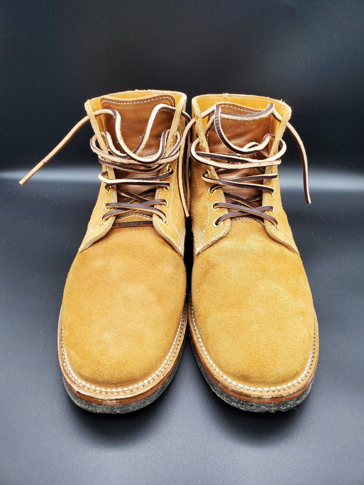 Photo by AlucardX on January 1, 2024 of the Viberg Boondocker in Horween Faded Wheat Chamois Roughout.