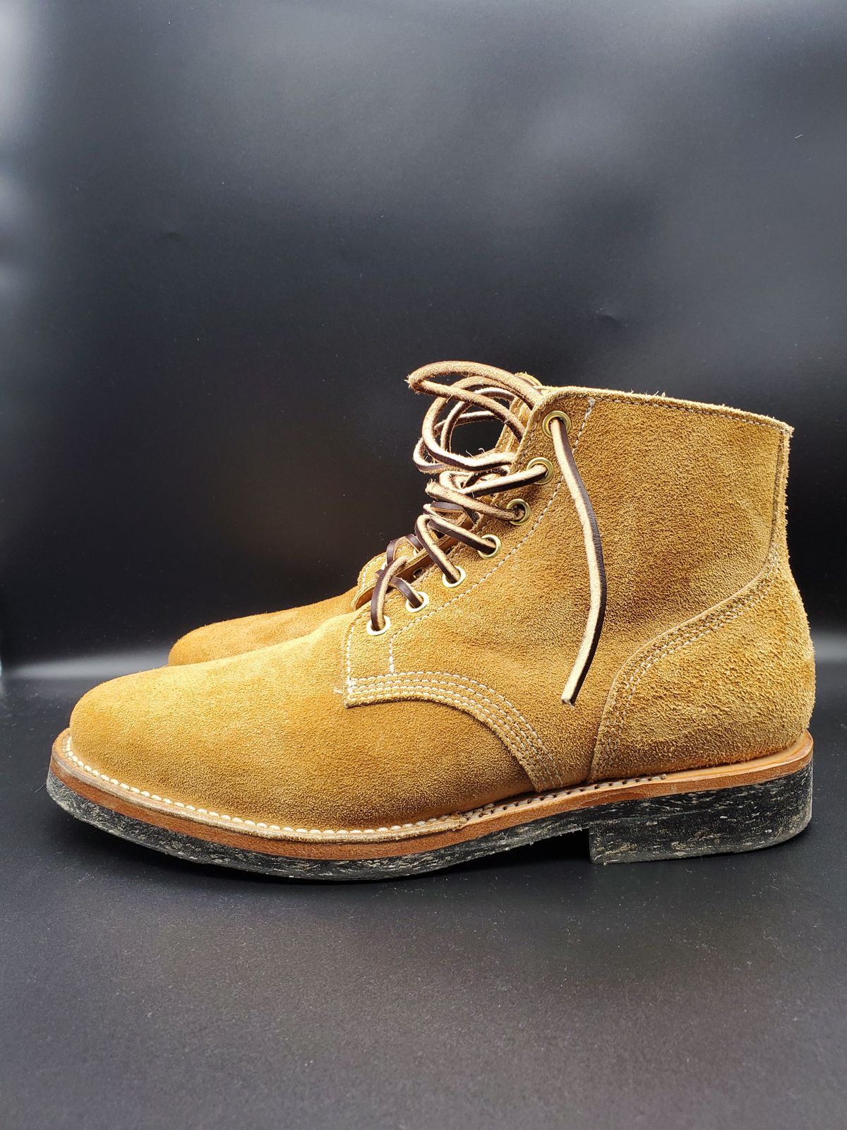 Photo by AlucardX on January 1, 2024 of the Viberg Boondocker in Horween Faded Wheat Chamois Roughout.
