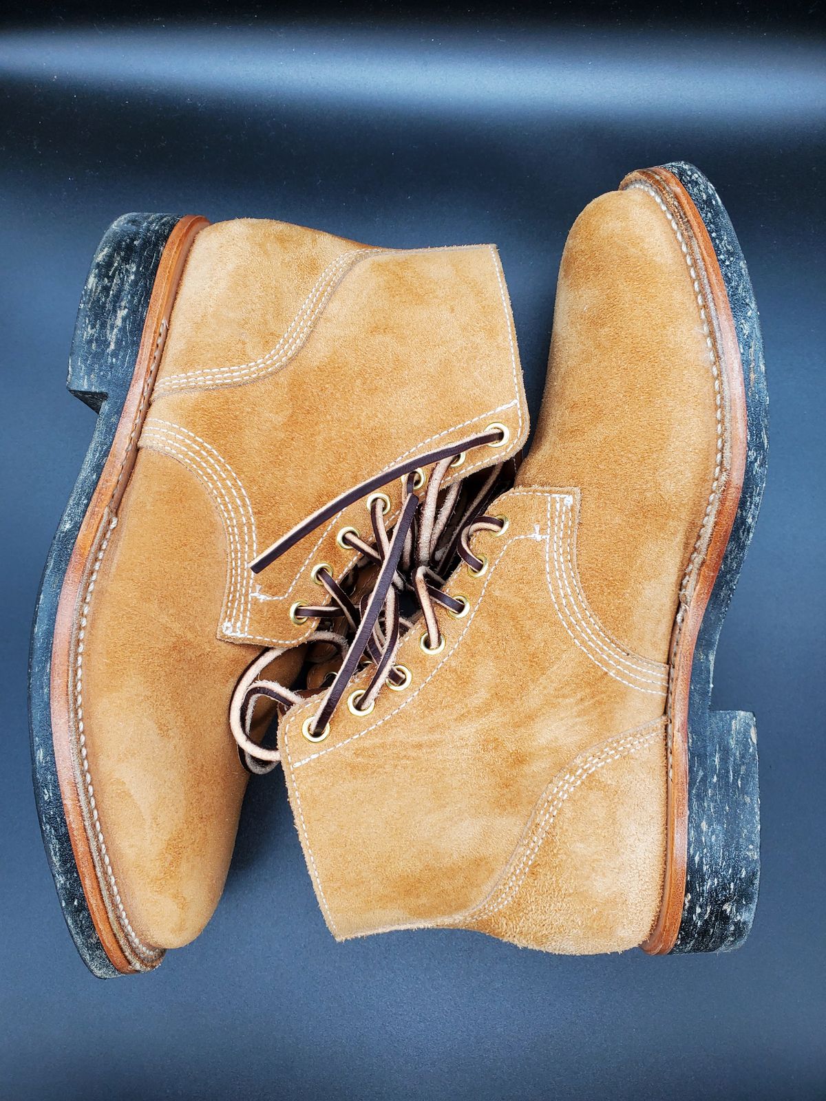 Photo by AlucardX on January 1, 2024 of the Viberg Boondocker in Horween Faded Wheat Chamois Roughout.