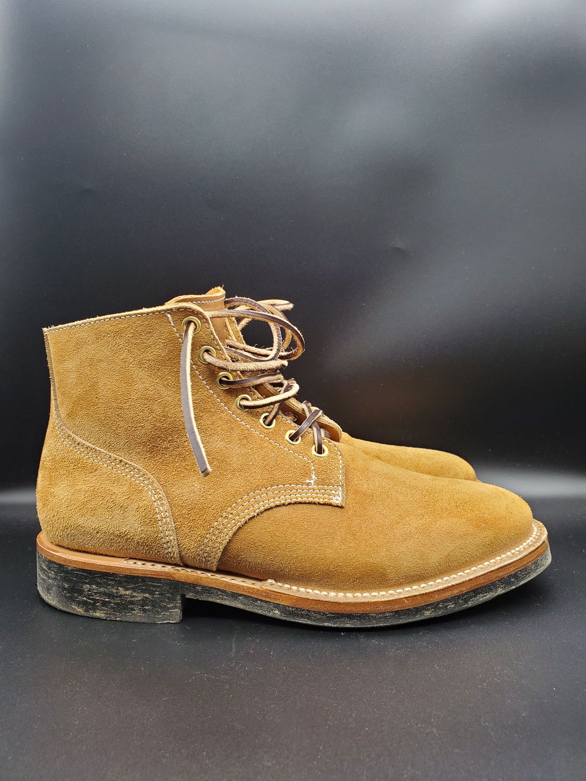 Photo by AlucardX on January 1, 2024 of the Viberg Boondocker in Horween Faded Wheat Chamois Roughout.