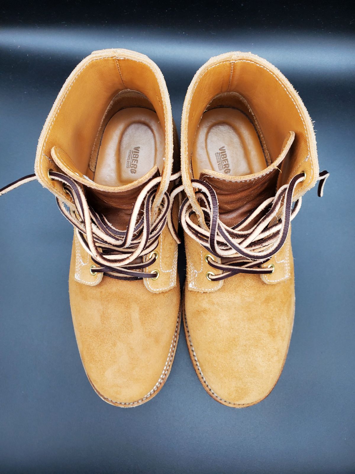 Photo by AlucardX on January 1, 2024 of the Viberg Boondocker in Horween Faded Wheat Chamois Roughout.