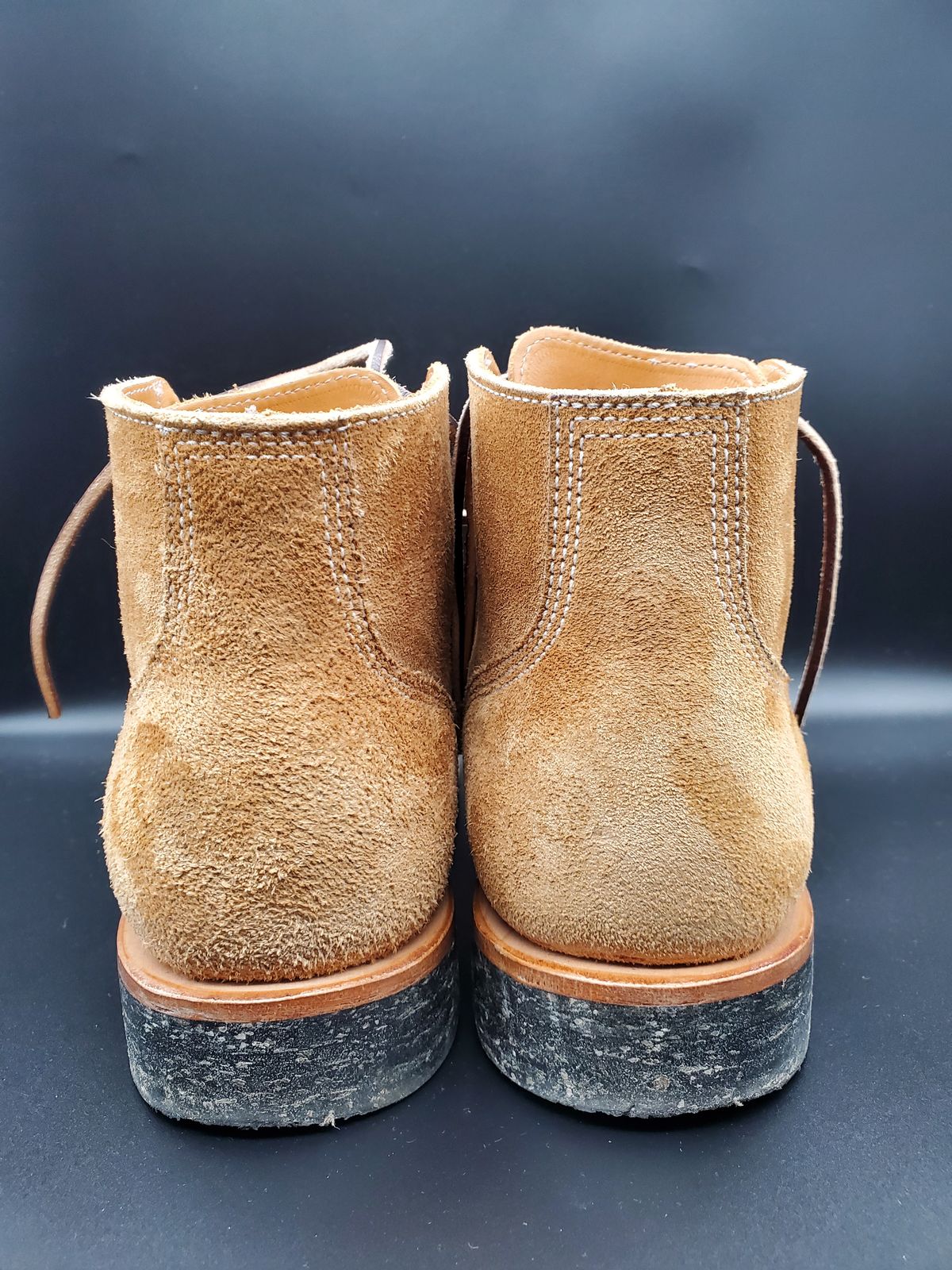 Photo by AlucardX on February 2, 2024 of the Viberg Boondocker in Horween Faded Wheat Chamois Roughout.